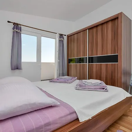 Vele Loft Ein-schlafzimmer-apartment Mit Meerblick By Interhome Makarská