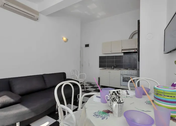 Vele Loft Ein-schlafzimmer-apartment Mit Meerblick By Interhome Daire Makarska